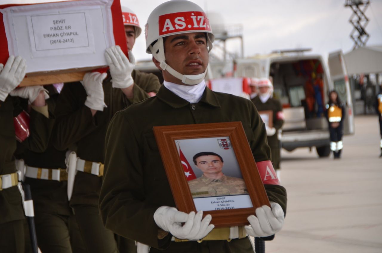 Hakkari şehitleri son yolculuklarına uğurlanıyor! 5