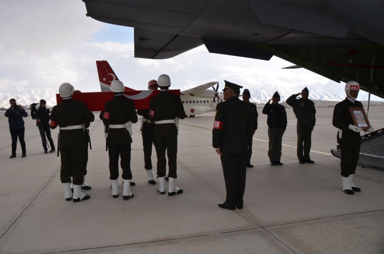 Hakkari şehitleri son yolculuklarına uğurlanıyor! 6
