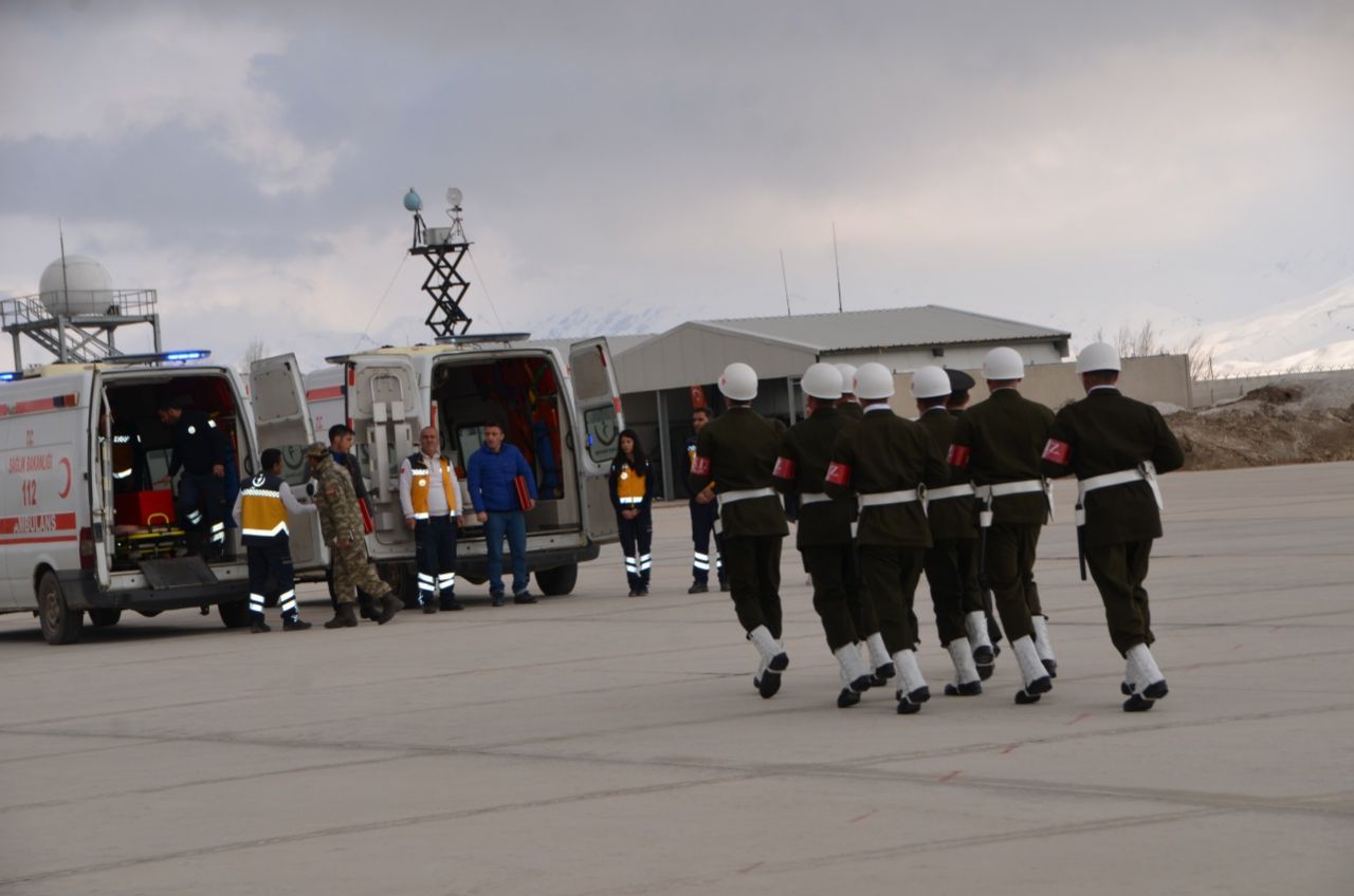 Hakkari şehitleri son yolculuklarına uğurlanıyor! 8
