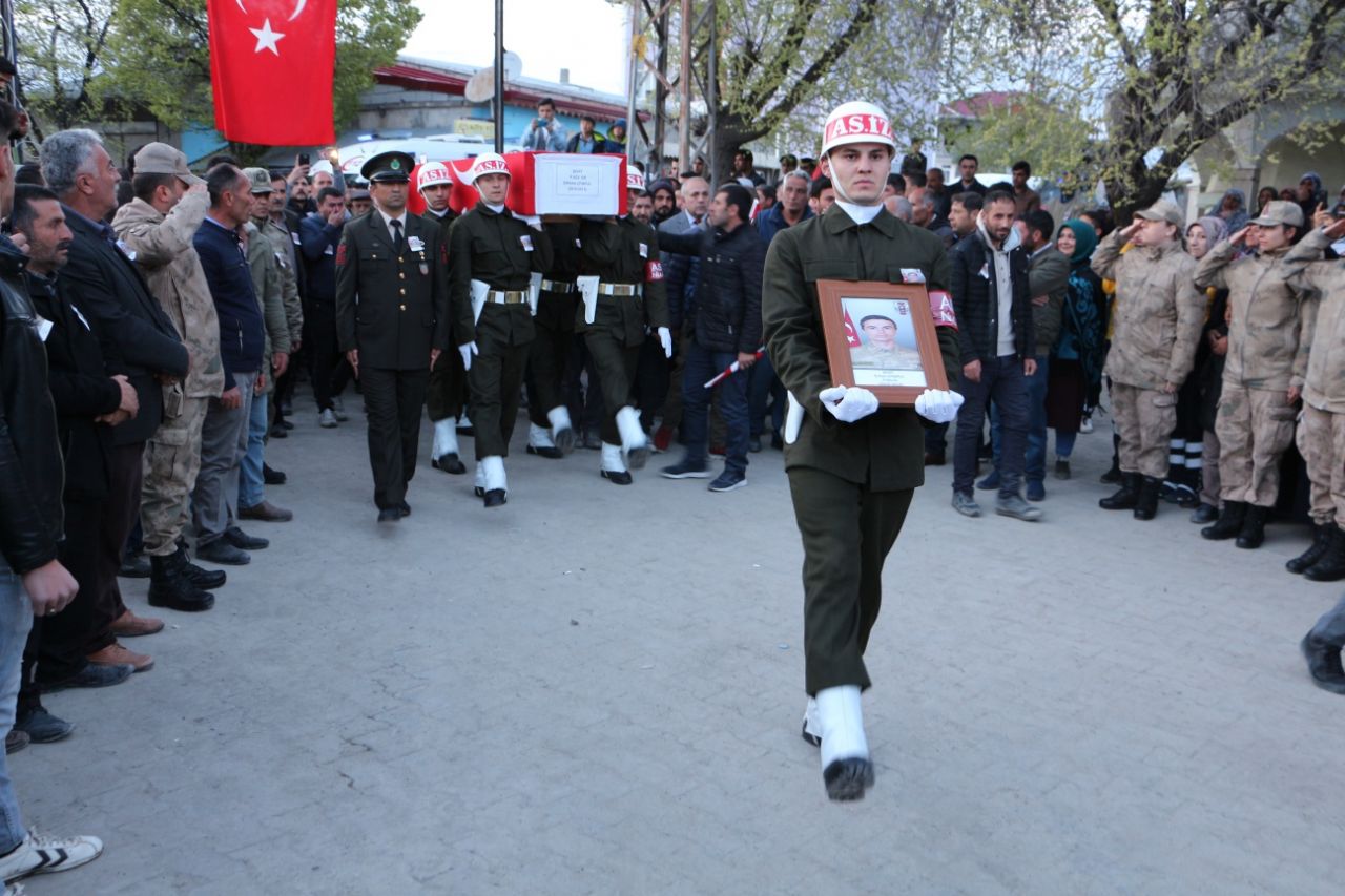 Hakkari şehitleri son yolculuklarına uğurlanıyor! 9