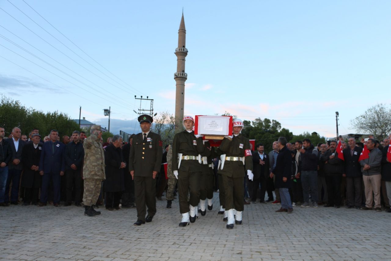 Hakkari şehitleri son yolculuklarına uğurlanıyor! 10