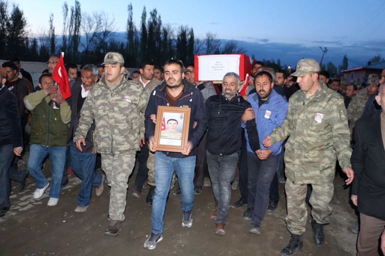 Hakkari şehitleri son yolculuklarına uğurlanıyor! 11