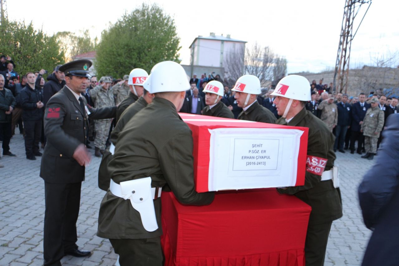 Hakkari şehitleri son yolculuklarına uğurlanıyor! 12