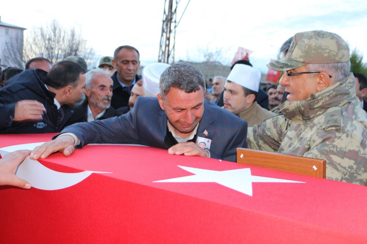 Hakkari şehitleri son yolculuklarına uğurlanıyor! 13