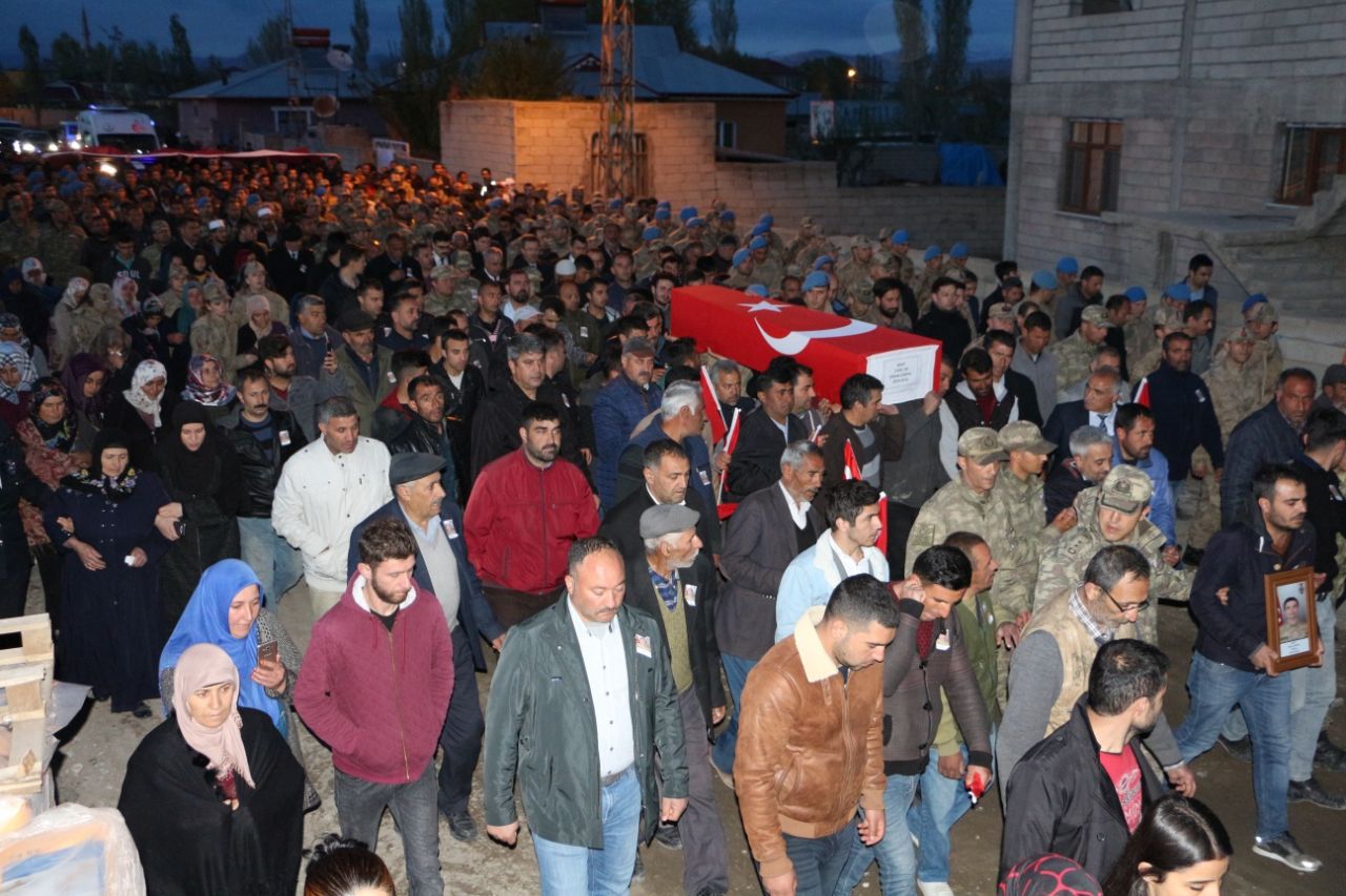 Hakkari şehitleri son yolculuklarına uğurlanıyor! 14