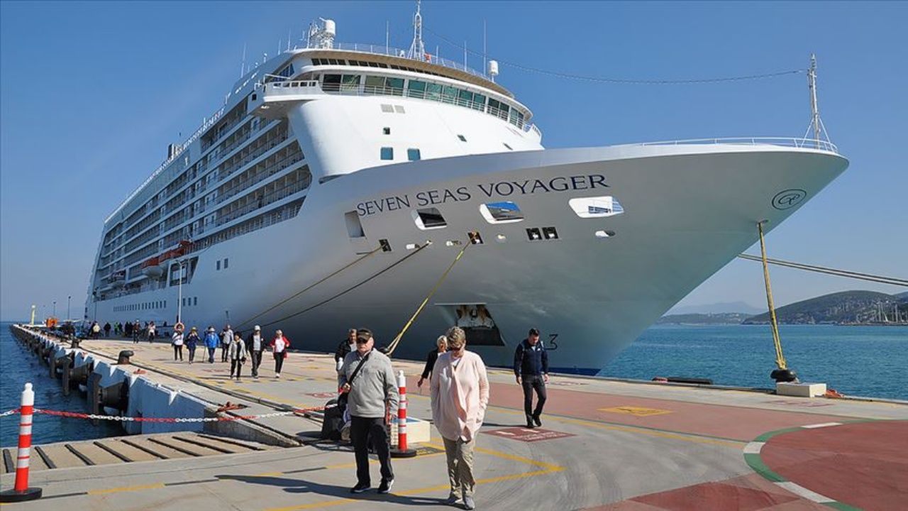 ABD'li milyonerleri taşıyan ultra lüks yat Kuşadası'nda! 1