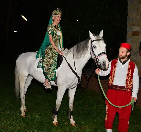 İpek Tanrıyar kına gecesine atla geldi! 2