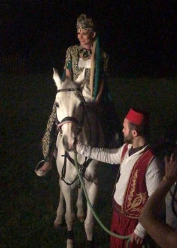 İpek Tanrıyar kına gecesine atla geldi! 4