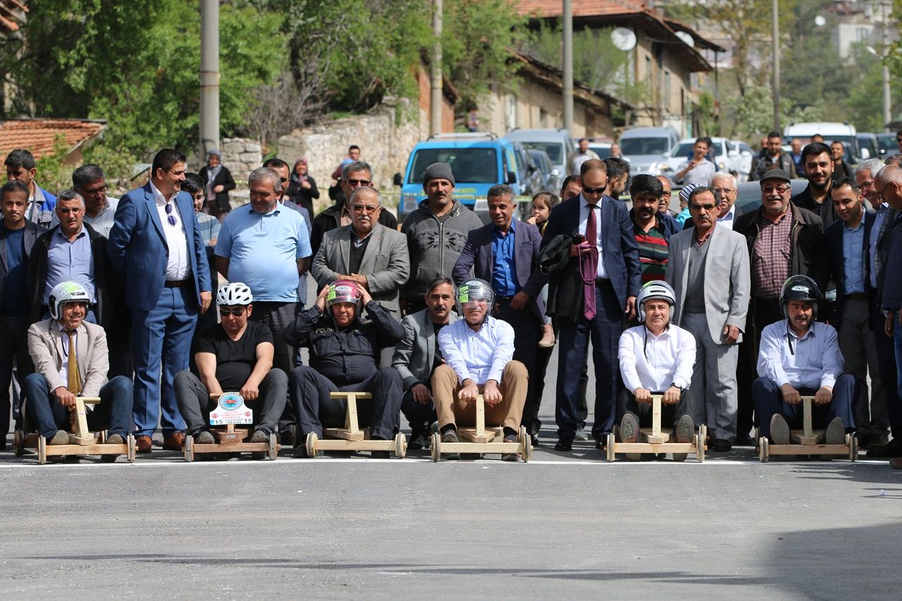 Tahta arabalarla 'Tömbüldek formula' yarışı... 1