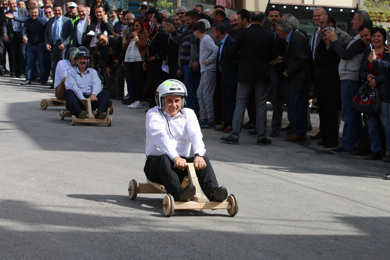 Tahta arabalarla 'Tömbüldek formula' yarışı... 2