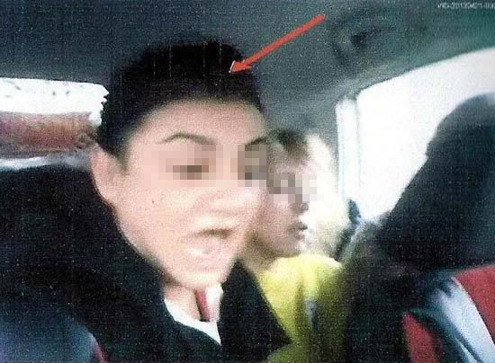 4 arkadaş, genç kızı zorla taksiye bindirip... 4