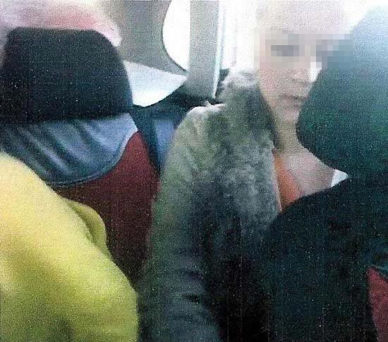 4 arkadaş, genç kızı zorla taksiye bindirip... 7
