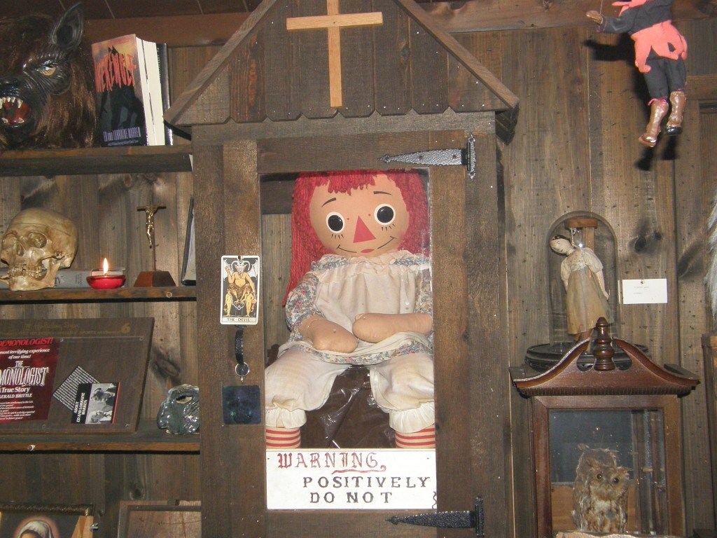 Şeytan çıkarma uzmanlarından Annabelle bebeği! 10