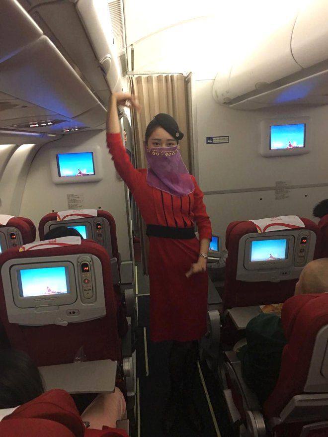 Hosteslerden Türkiye uçuşunda peçeli dans! 3