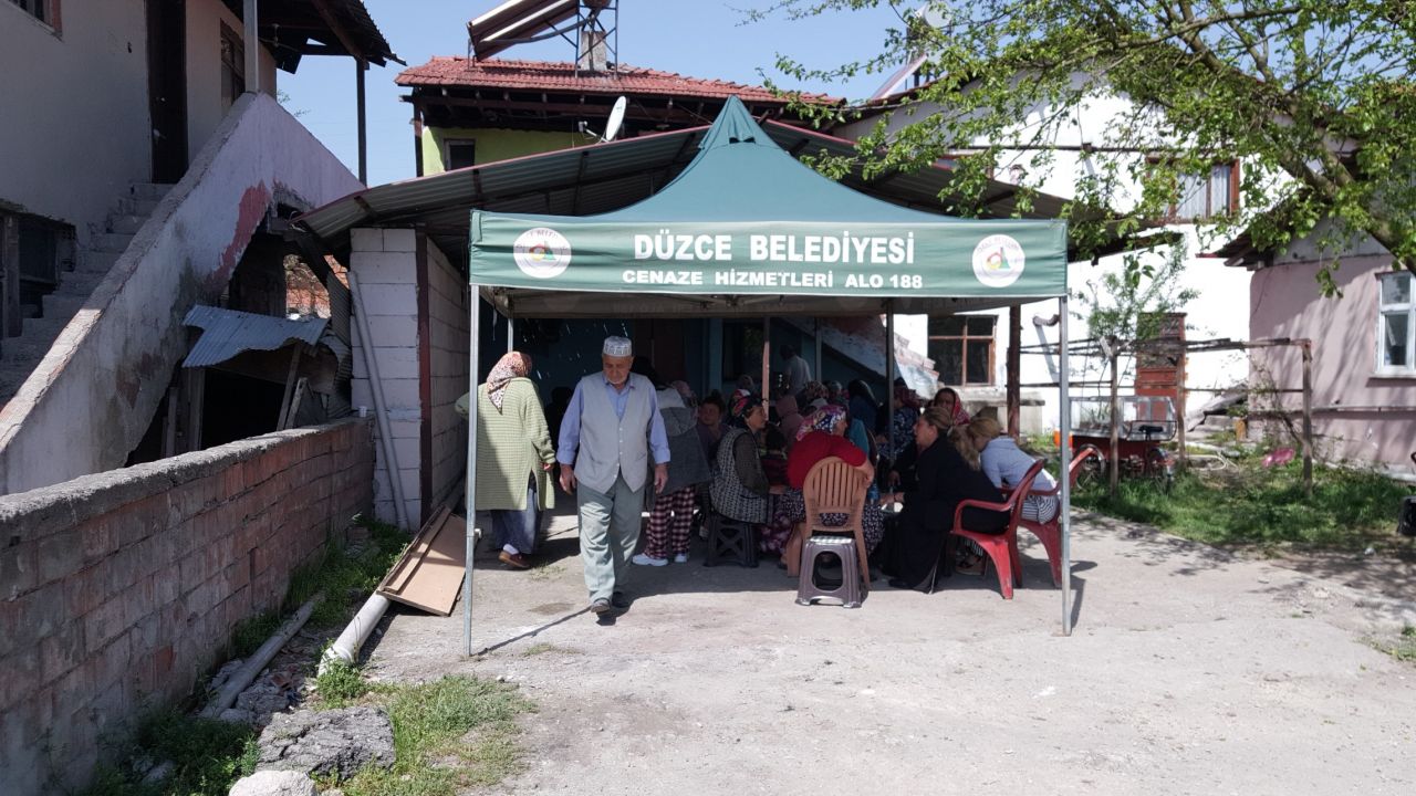 Dilber Ay'ın mahallesine hüzün hakim! 8