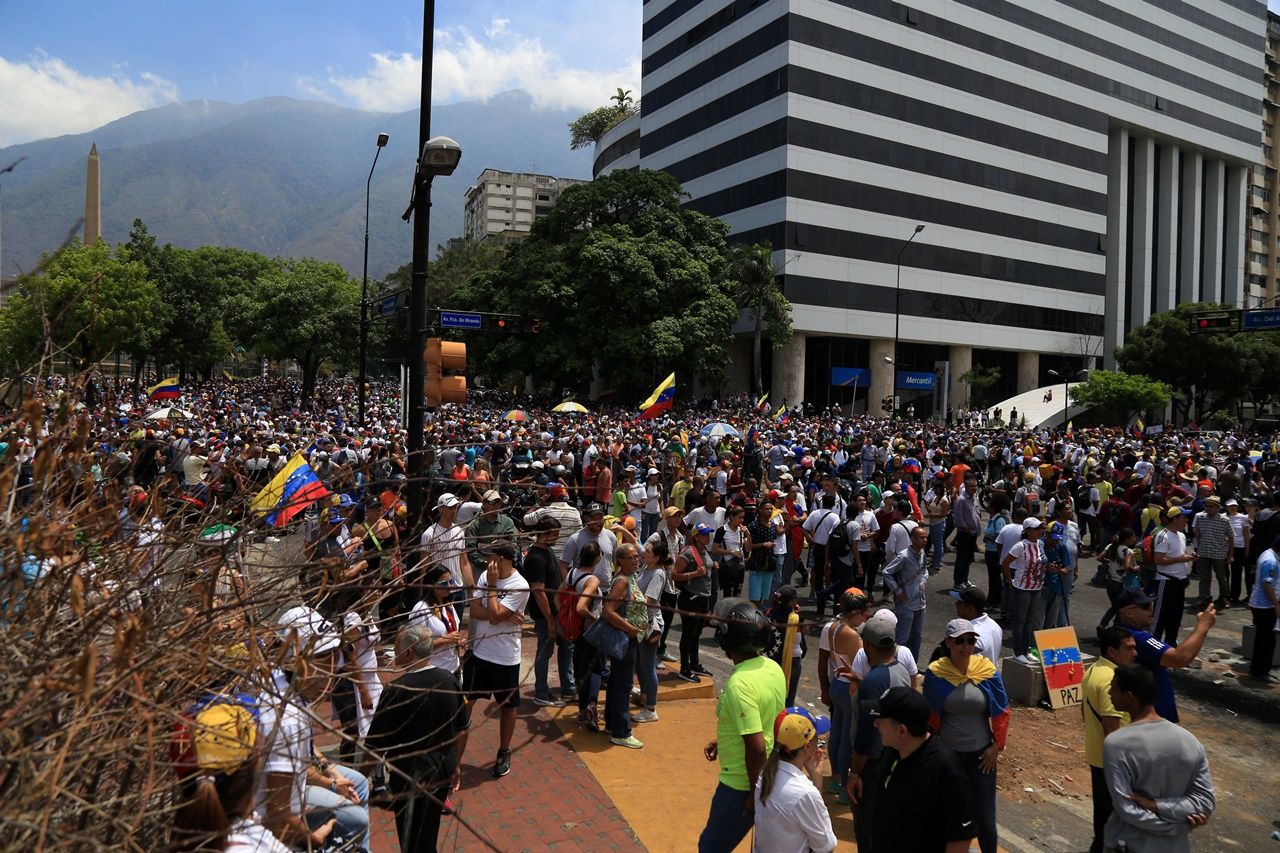 Venezuela'da kritik saatler... 12