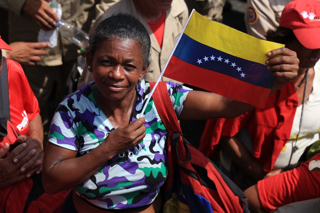 Venezuela'da hükümet destekçileri sokakta... 1