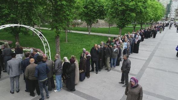 Ne aş ne iş için sıraya girdiler! 4
