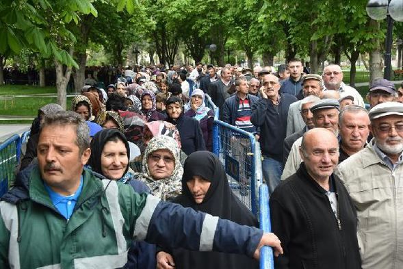 Ne aş ne iş için sıraya girdiler! 8