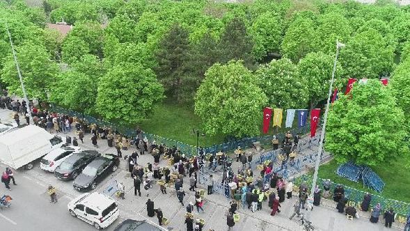 Ne aş ne iş için sıraya girdiler! 10