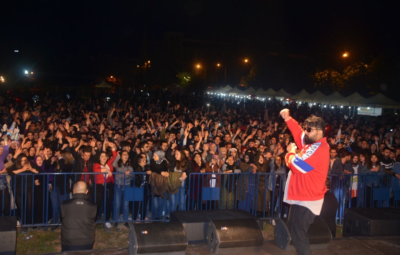 Ünlü şarkıcıya hayranlarından protesto! 3