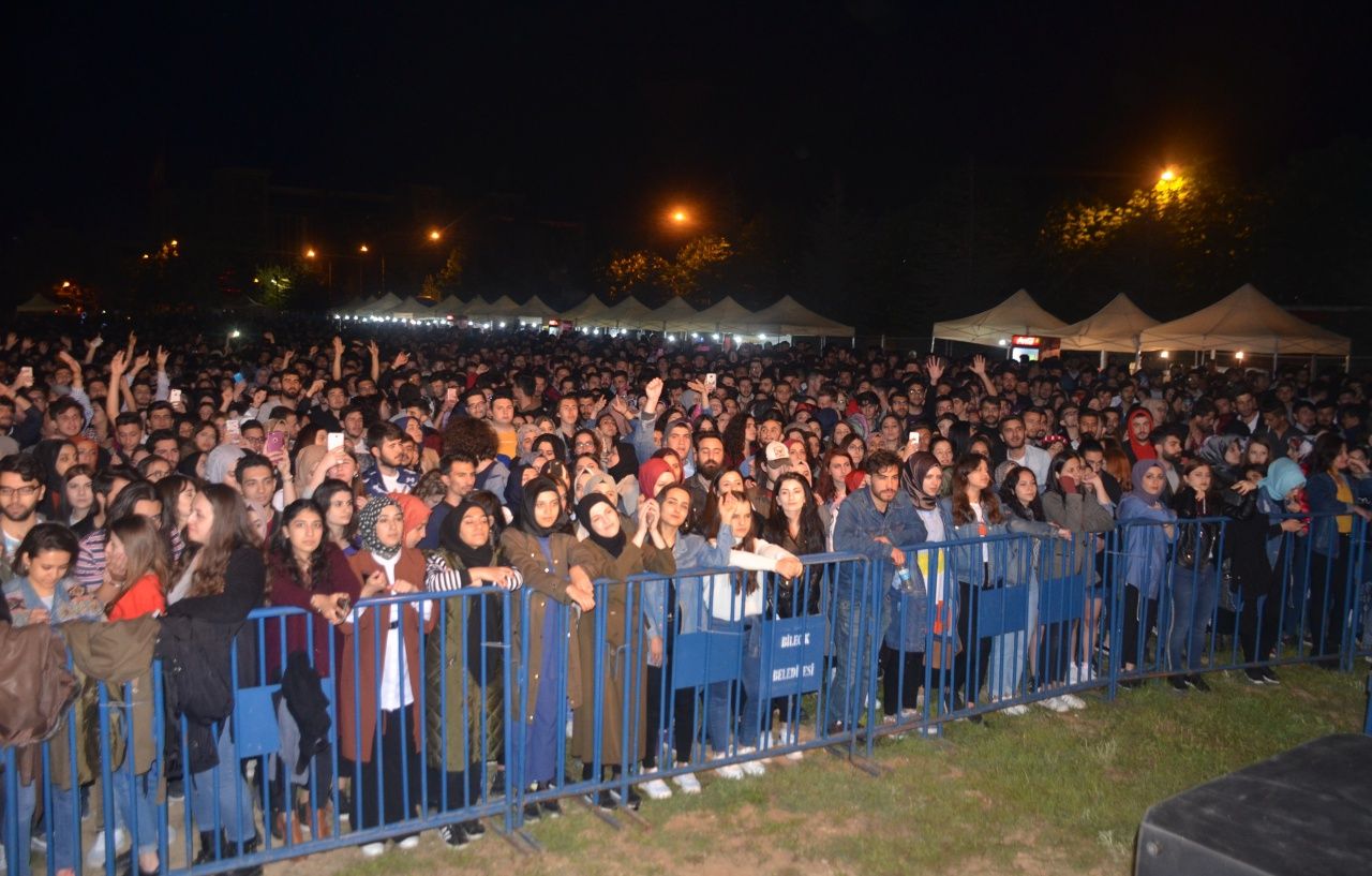 Ünlü şarkıcıya hayranlarından protesto! 1
