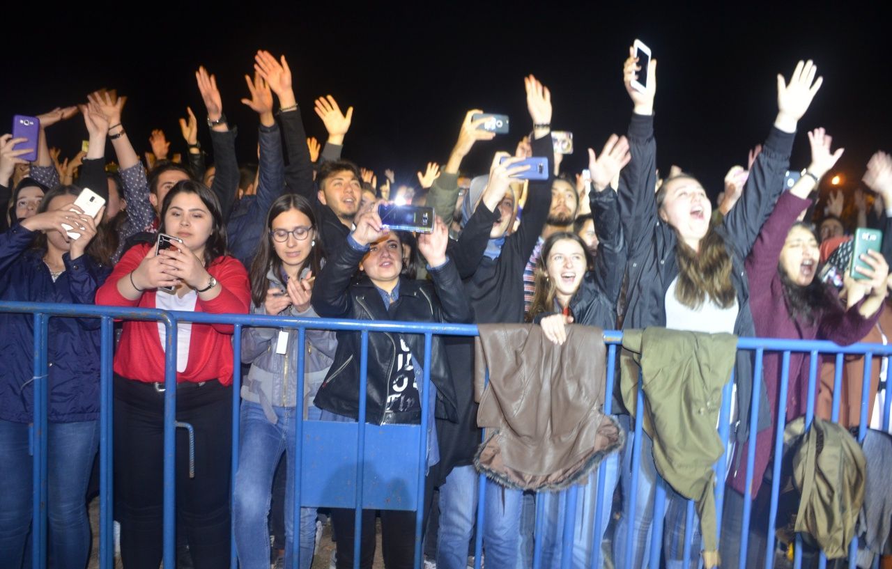 Ünlü şarkıcıya hayranlarından protesto! 2