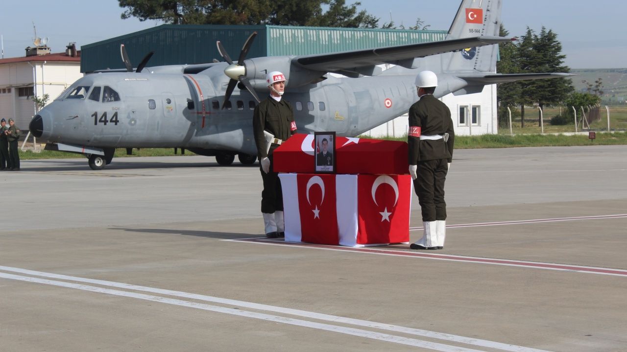 Şehit yüzbaşının naaşı memleketine uğurlandı! 1
