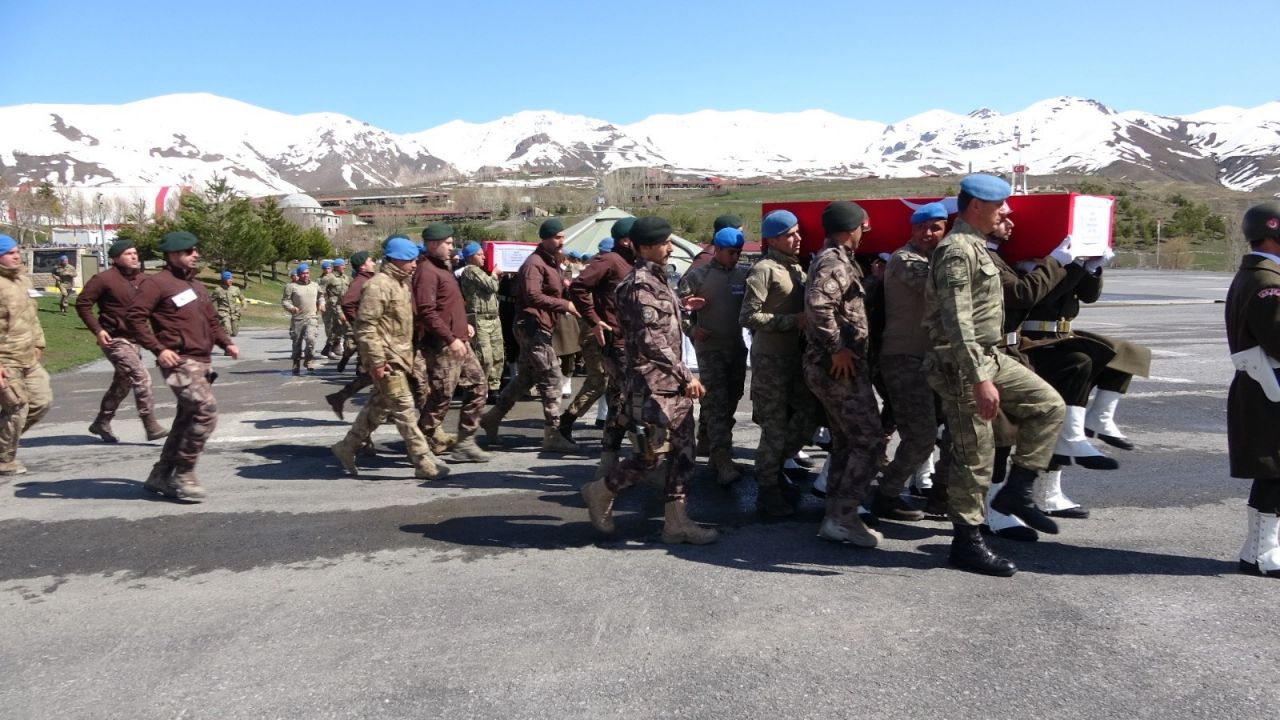 Hakkari şehitleri için tören düzenlendi! 13
