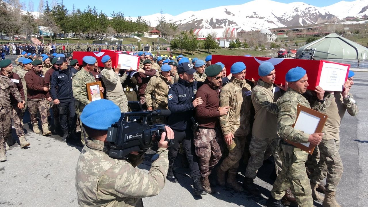 Hakkari şehitleri için tören düzenlendi! 14