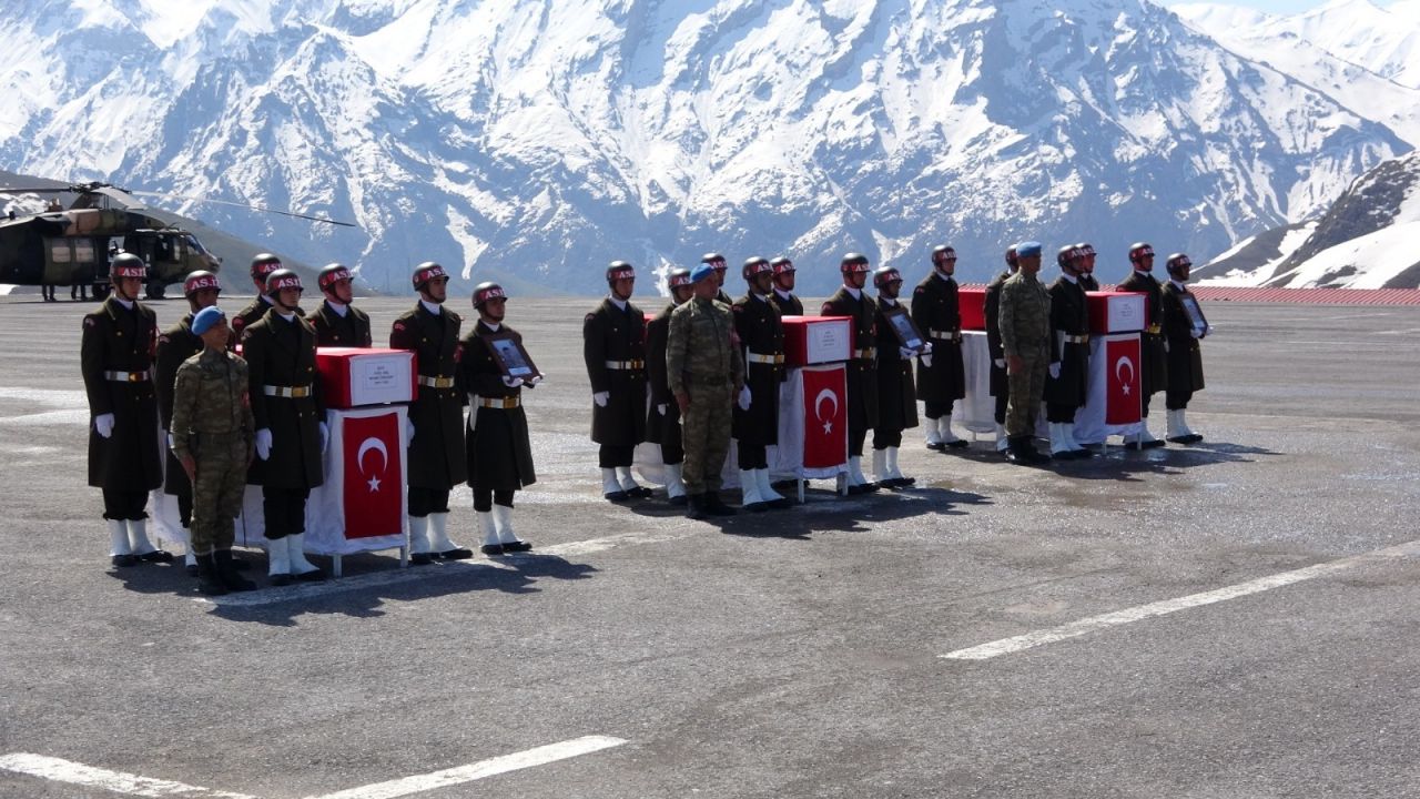 Hakkari şehitleri için tören düzenlendi! 7