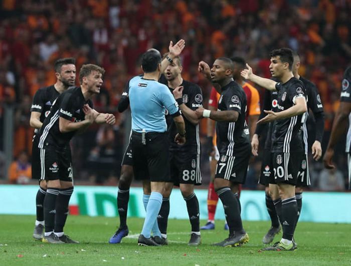 Maç sonu tünelin girişinde kavga çıktı! 1