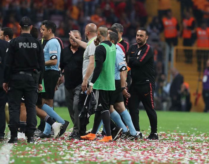 Maç sonu tünelin girişinde kavga çıktı! 4