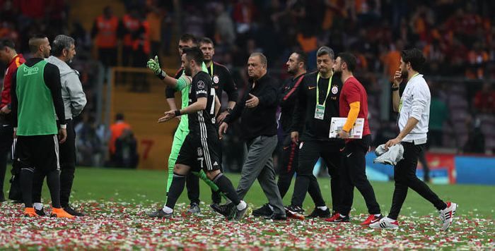 Maç sonu tünelin girişinde kavga çıktı! 5