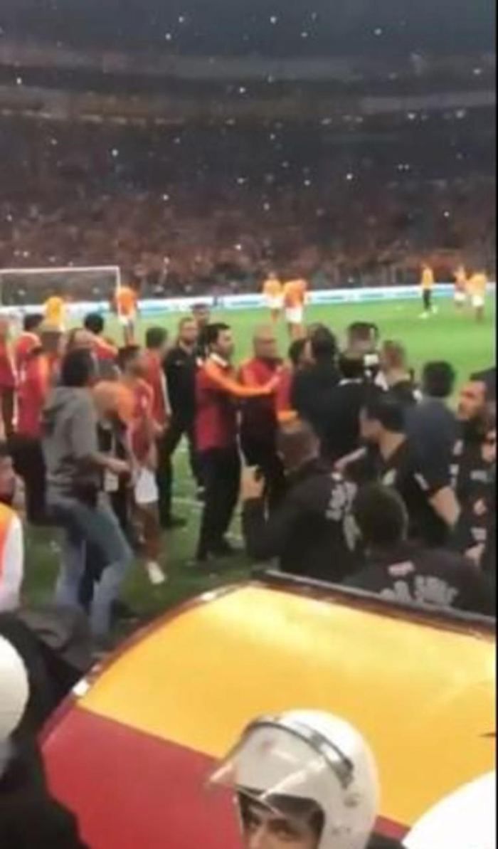 Maç sonu tünelin girişinde kavga çıktı! 8