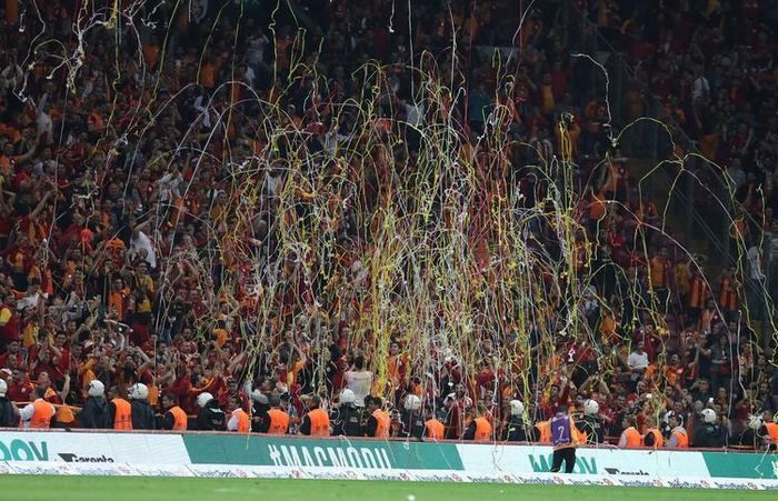 Maç sonu tünelin girişinde kavga çıktı! 10
