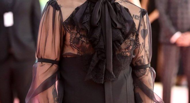 Ünlü şarkıcı geceye kadın kılığında katıldı! 9