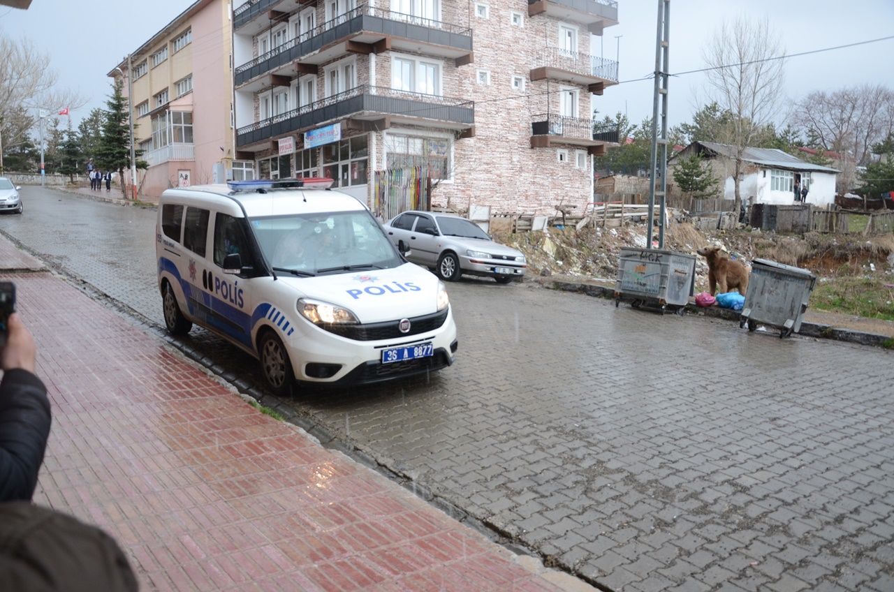 Aç kalan boz ayı mahalleye indi... 4