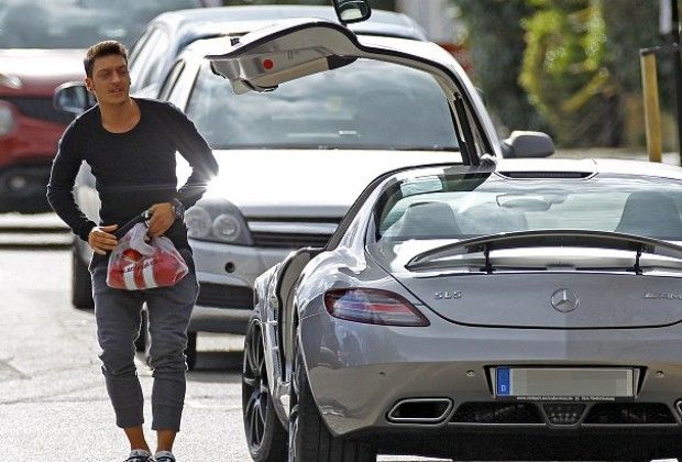 Mesut Özil paraya acımıyor! 10