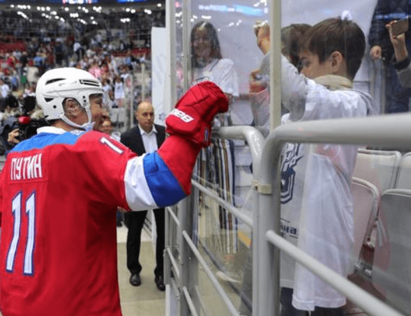 Putin, buz hokeyinde hünerlerini gösterdi! 13
