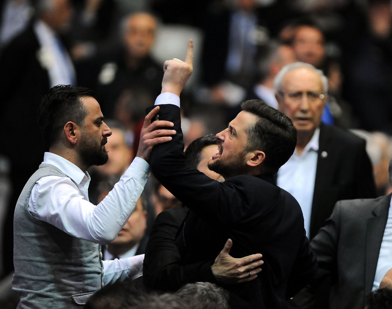 Kongrede sinirler gerildi! 3