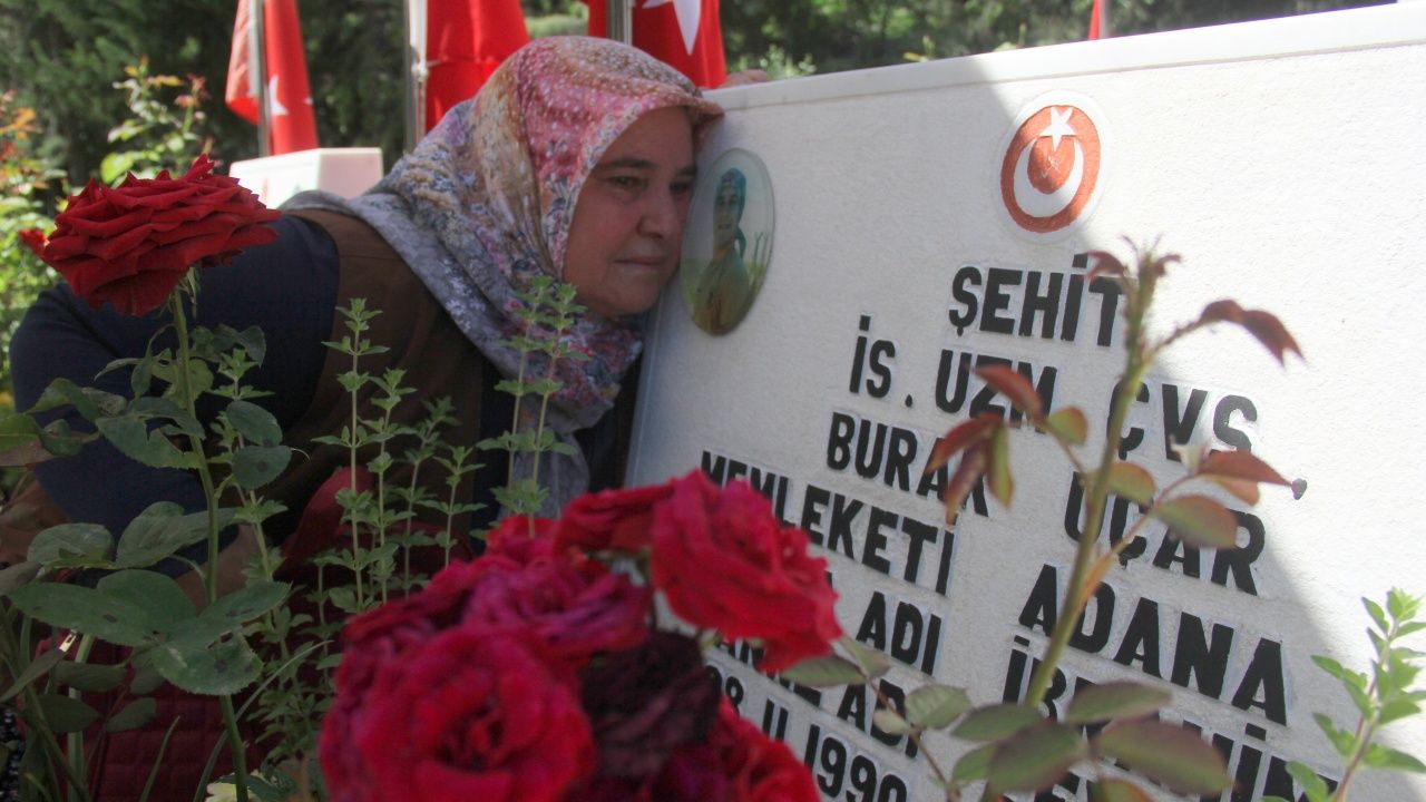 Şehit annesinden Anneler Günü'nde oğlunun mezarına ziyaret! 1