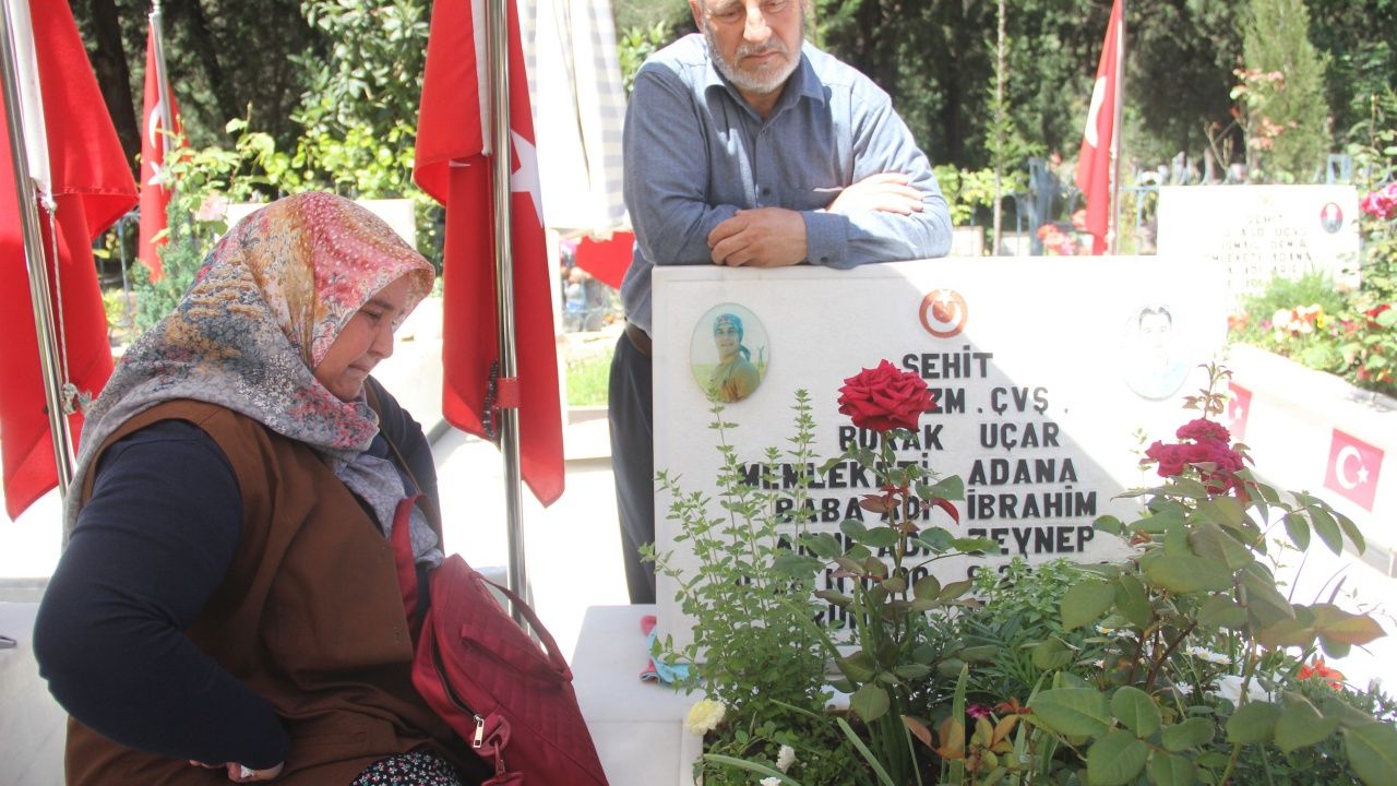 Şehit annesinden Anneler Günü'nde oğlunun mezarına ziyaret! 2