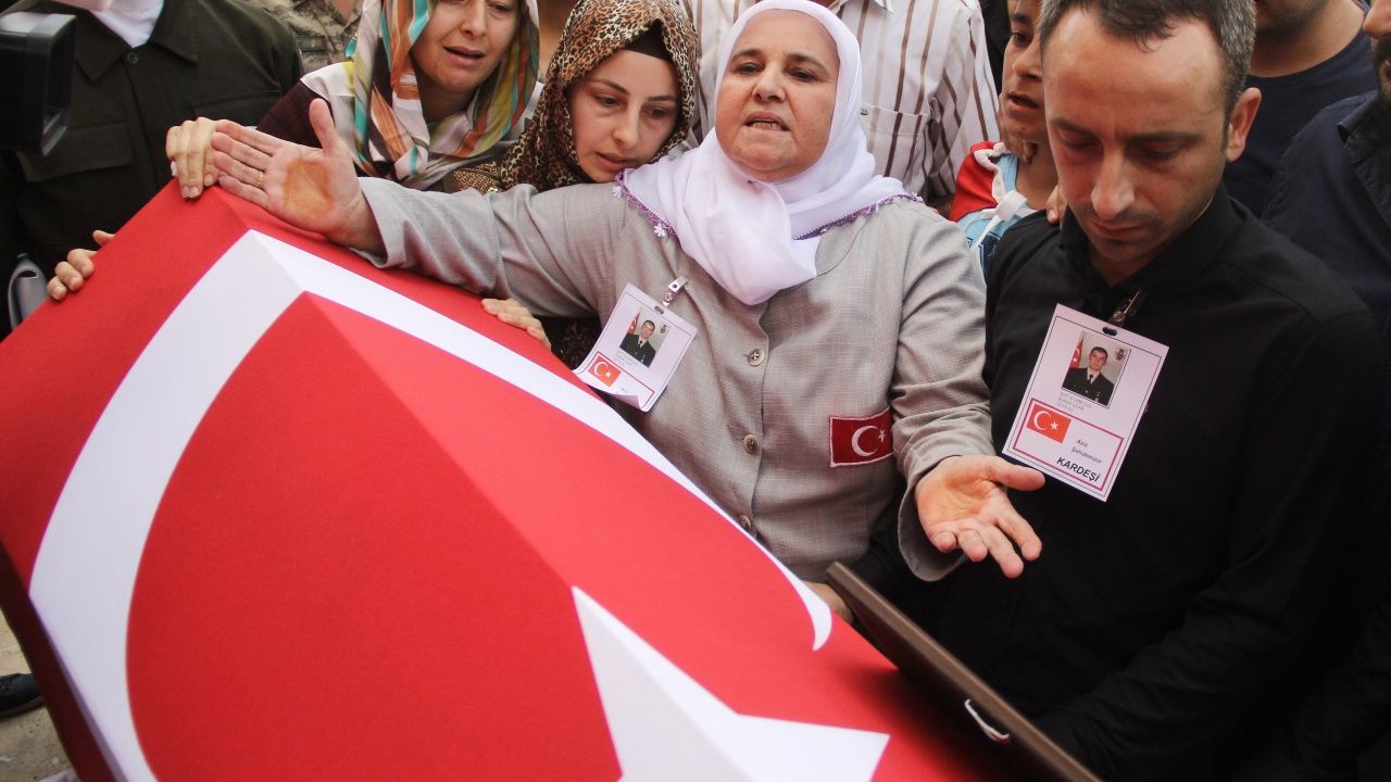 Şehit annesinden Anneler Günü'nde oğlunun mezarına ziyaret! 7