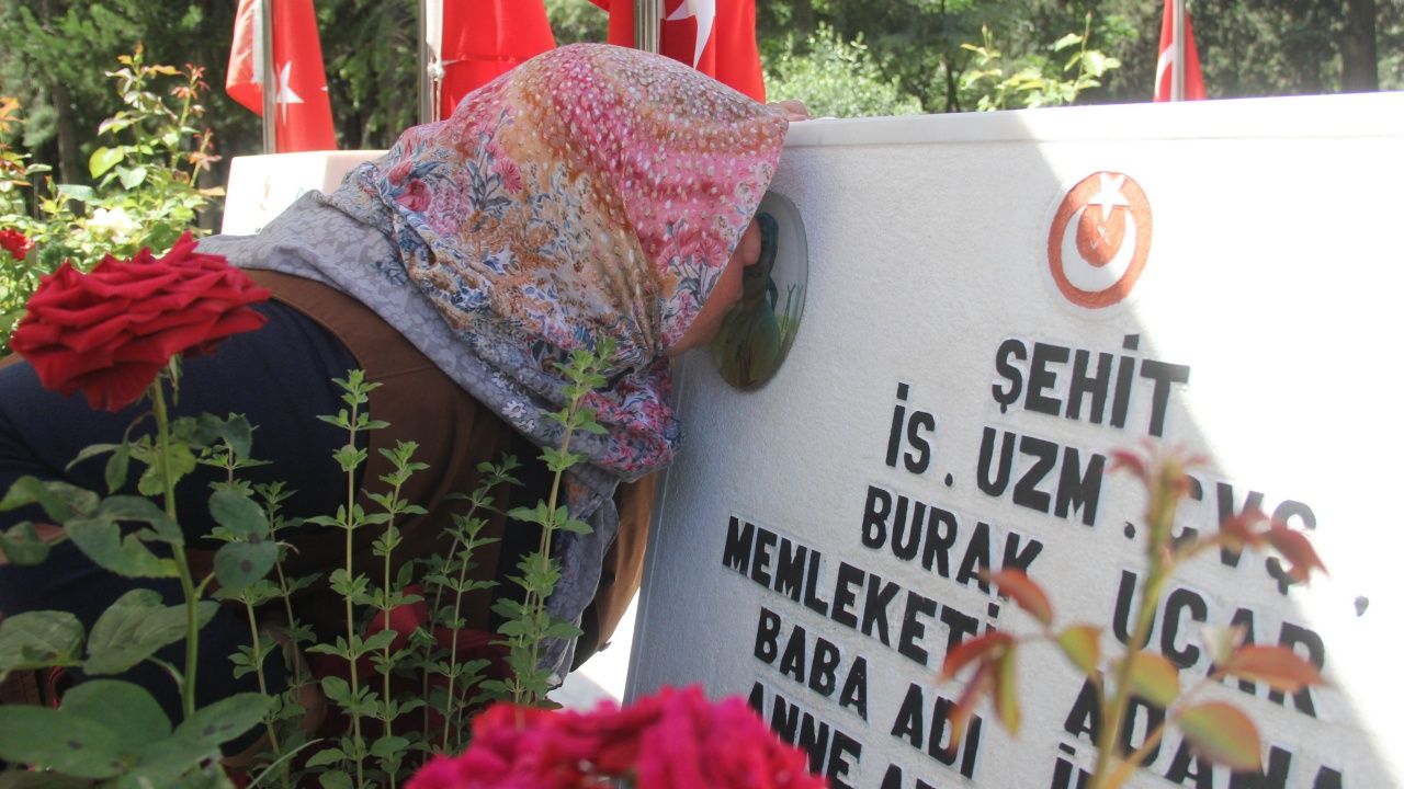 Şehit annesinden Anneler Günü'nde oğlunun mezarına ziyaret! 6