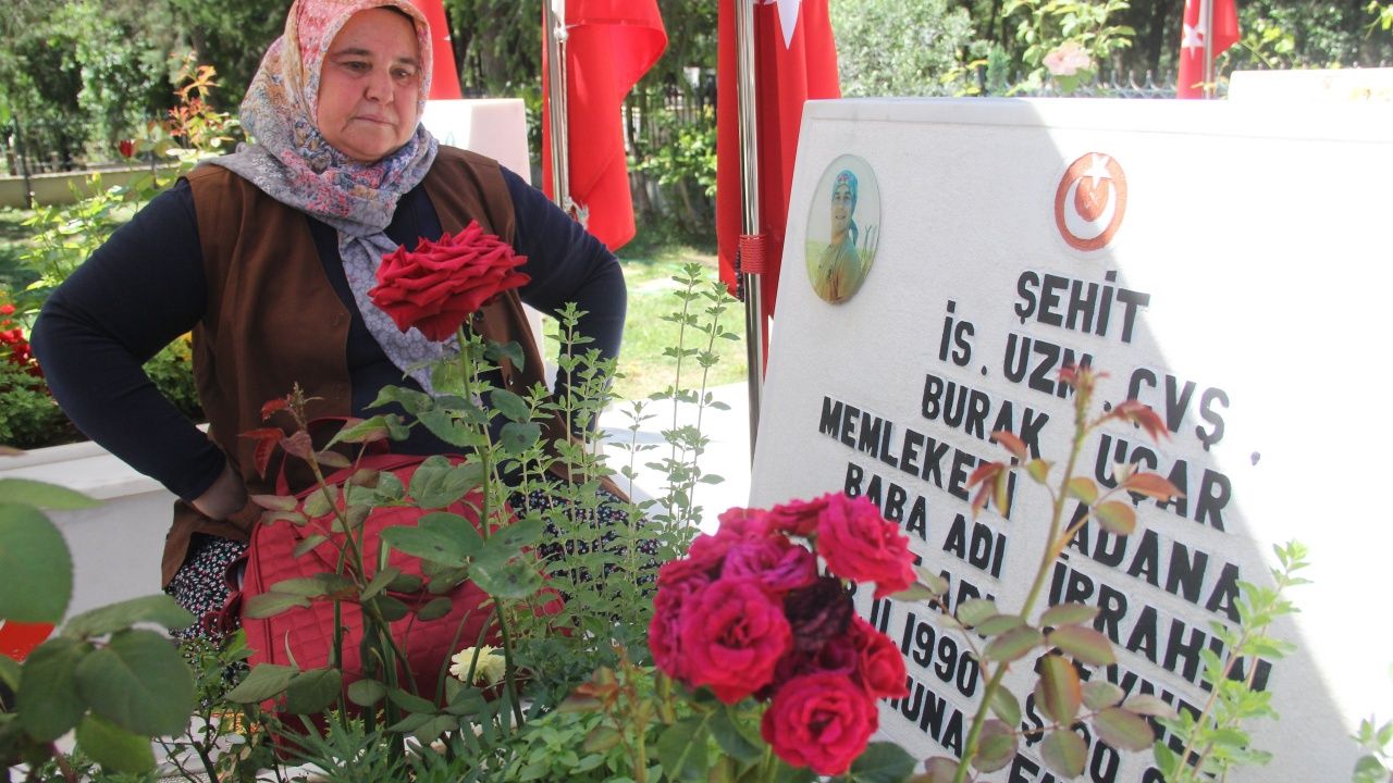 Şehit annesinden Anneler Günü'nde oğlunun mezarına ziyaret! 9