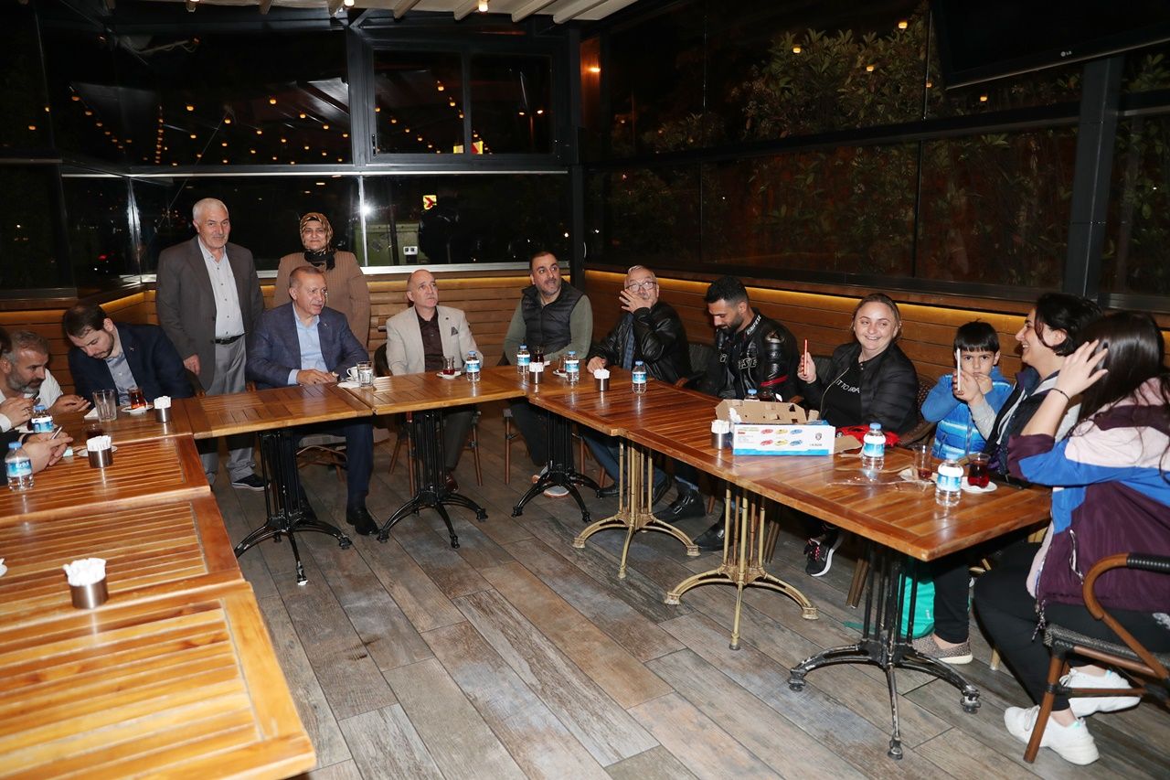 Erdoğan, kafede vatandaşlarla sohbet etti... 1