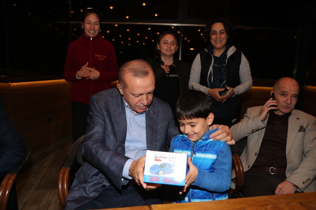 Erdoğan, kafede vatandaşlarla sohbet etti... 4