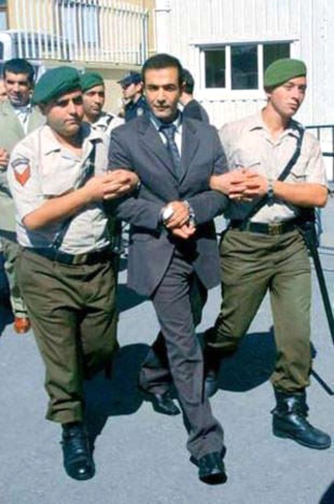 Bu ünlülerin yolu bir dönem cezaevinden geçti! 9