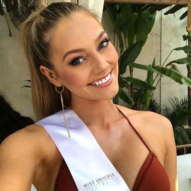 Güzel modelin karnı bir anda şişti! 10